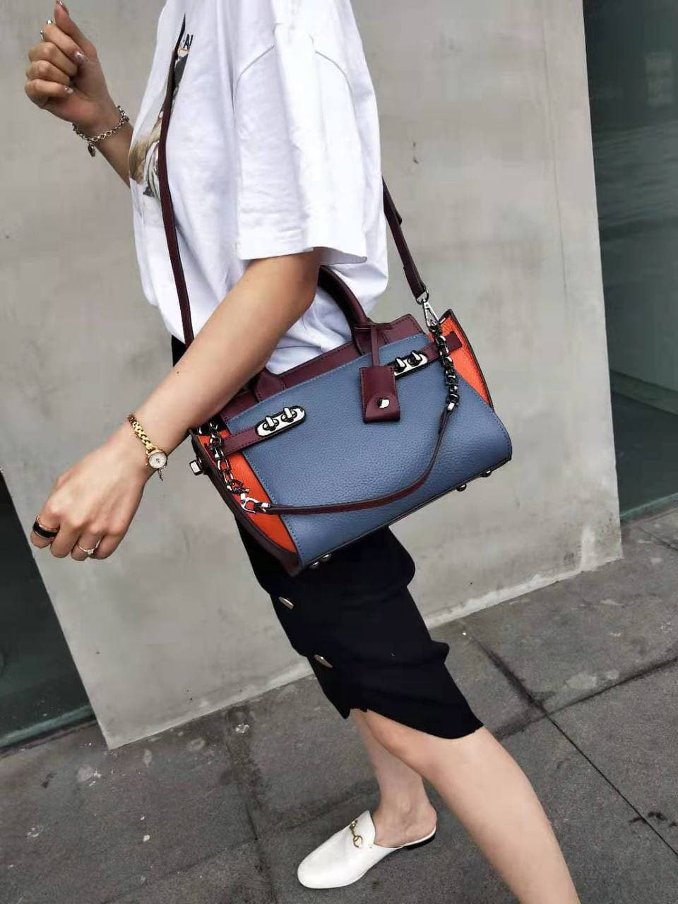 На фото 2 - Кожаная женская сумка-портфель, цвет синий с оранжевым и бордовым