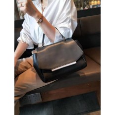 На фото 2 - Женская сумка сэтчел из натуральной кожи с фигурным клапаном, цвет чёрный