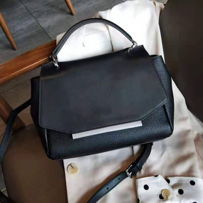 На фото 3 - Женская сумка сэтчел из натуральной кожи с фигурным клапаном, цвет чёрный