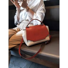 На фото 2 - Женская сумка сэтчел из натуральной кожи с фигурным клапаном, цвет молочный с кирпичным