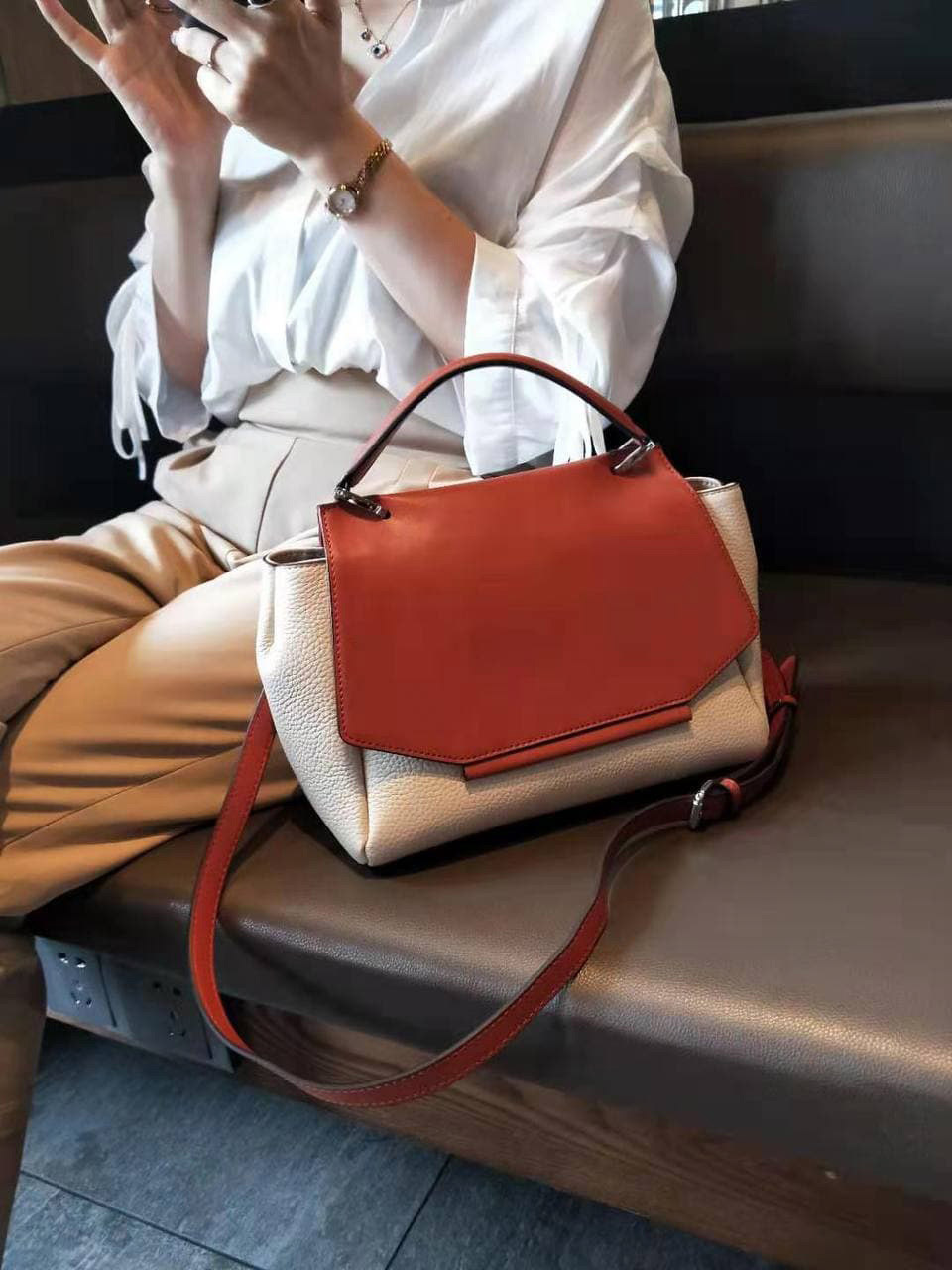На фото 2 - Женская сумка сэтчел из натуральной кожи с фигурным клапаном, цвет молочный с кирпичным