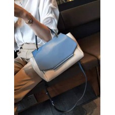 На фото 1 - Женская сумка сэтчел из натуральной кожи с фигурным клапаном, цвет молочный с синим