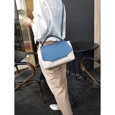 На фото 2 - Женская сумка сэтчел из натуральной кожи с фигурным клапаном, цвет молочный с синим