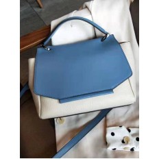 На фото 3 - Женская сумка сэтчел из натуральной кожи с фигурным клапаном, цвет молочный с синим