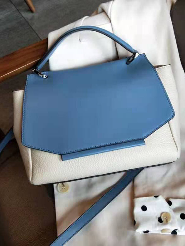 На фото 3 - Женская сумка сэтчел из натуральной кожи с фигурным клапаном, цвет молочный с синим