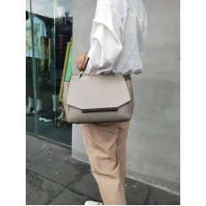 На фото 2 - Женская сумка сэтчел из натуральной кожи с фигурным клапаном, цвет молочный