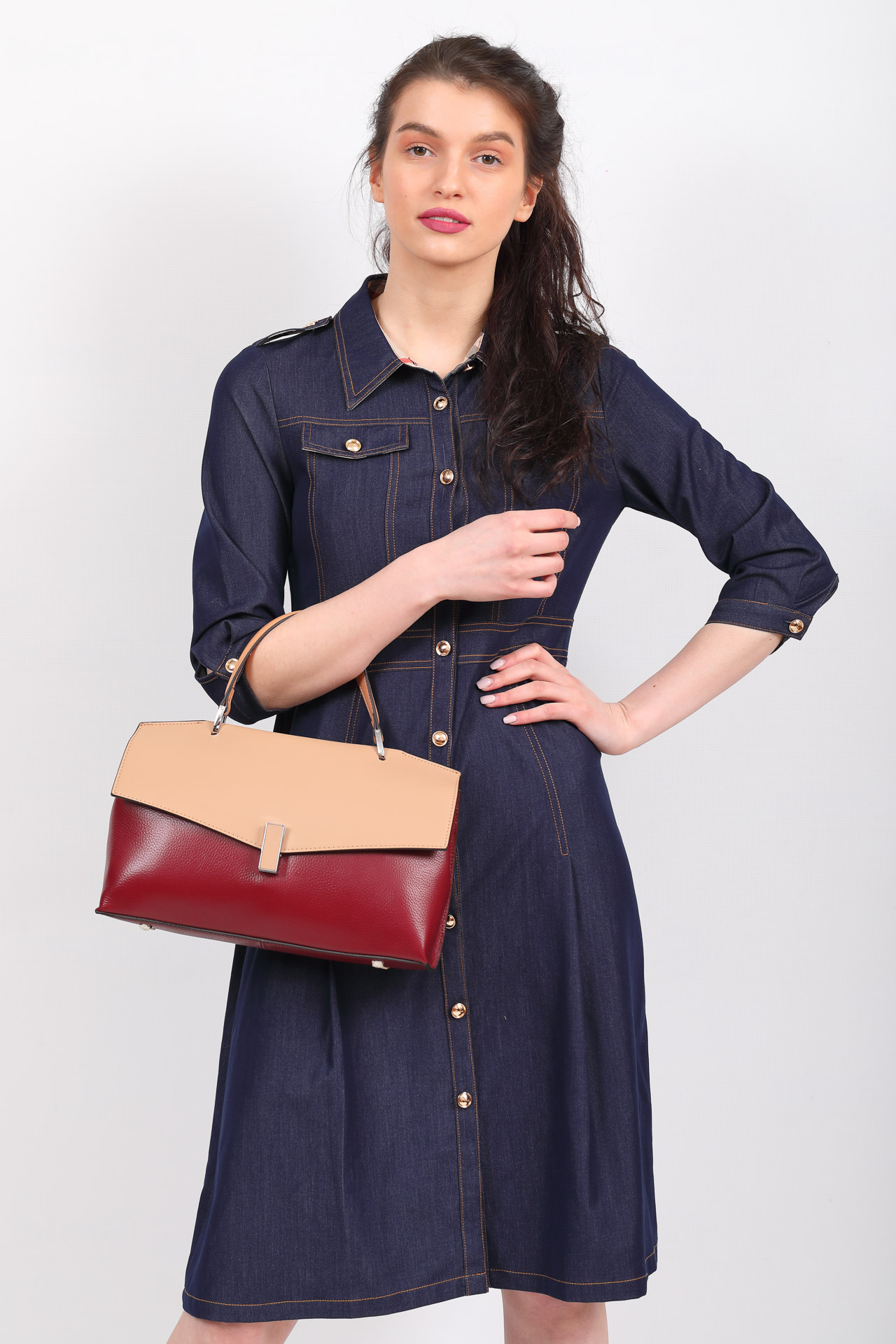 На фото 5 - Женская сумка портфель из натуральной кожи, цвет бордовый+песочный