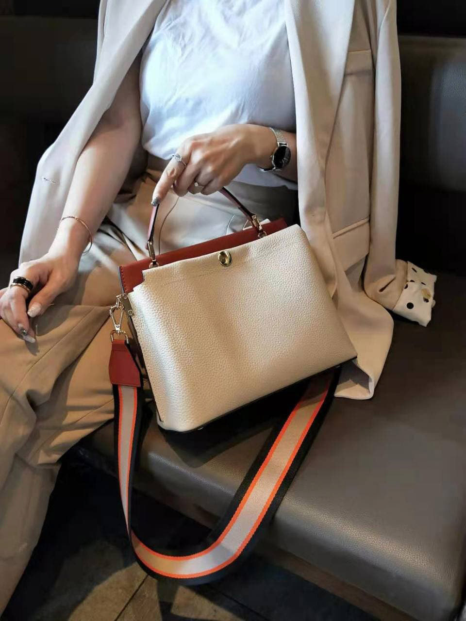 На фото 1 - Женская кожаная сумка-портфель, цвет молочный с кирпичным