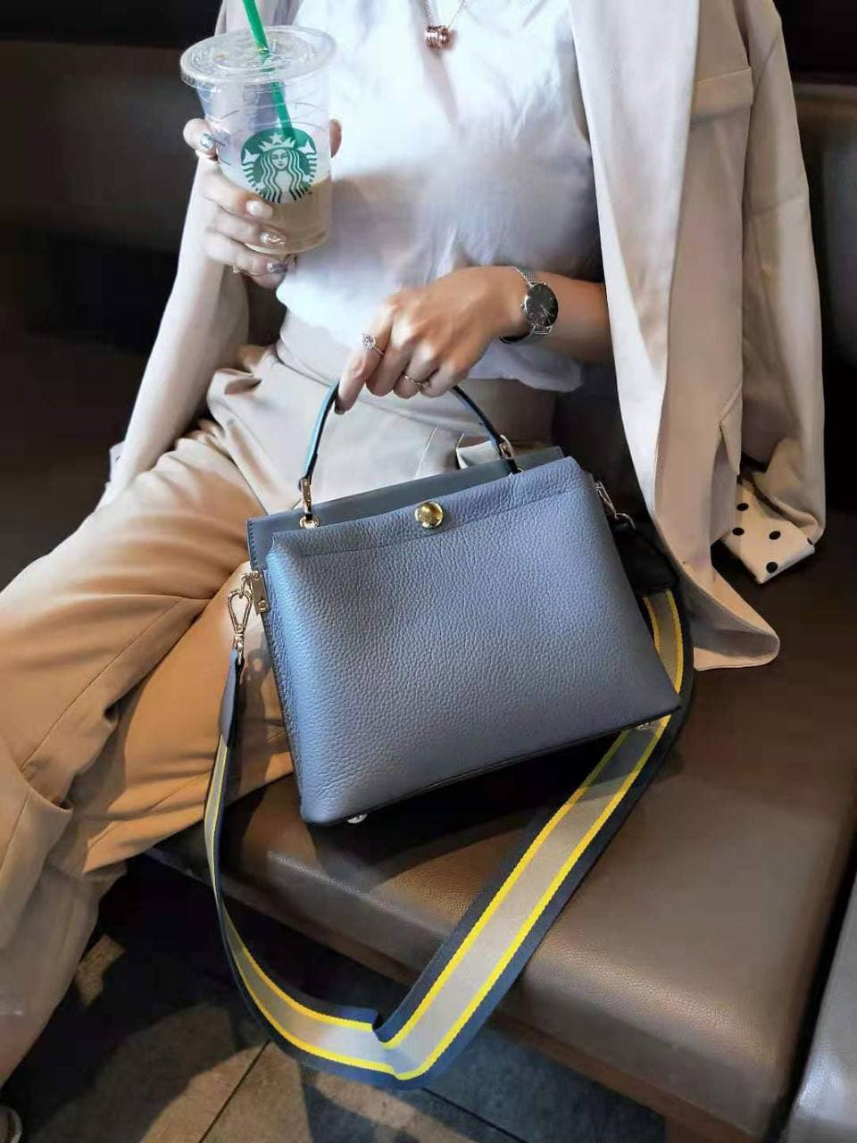 На фото 1 - Женская кожаная сумка-портфель, цвет синий