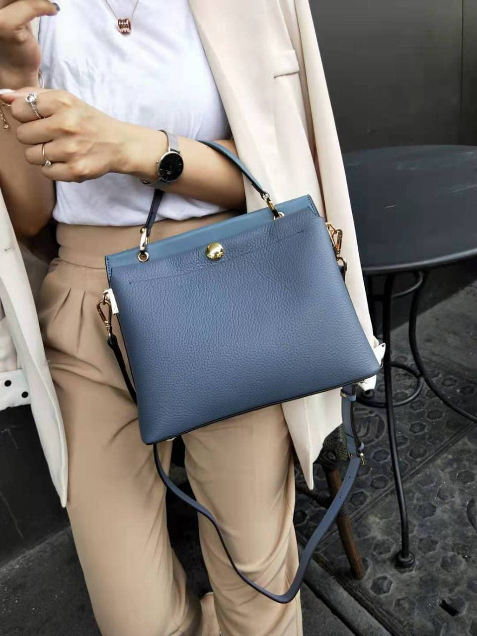 На фото 2 - Женская кожаная сумка-портфель, цвет синий