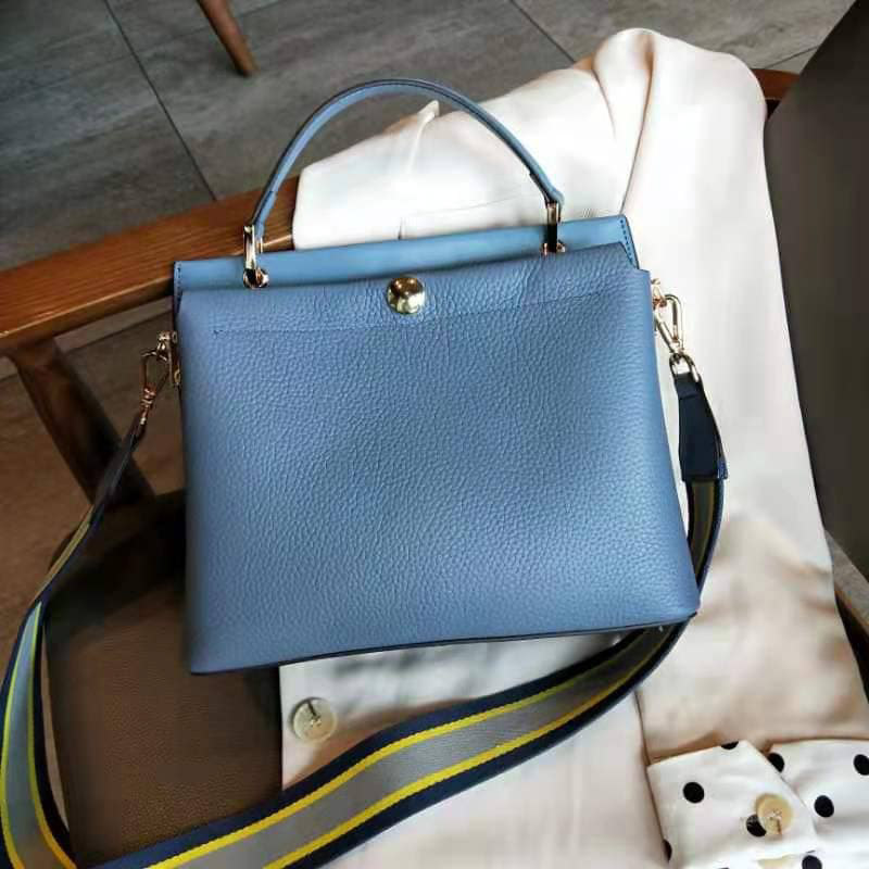 На фото 3 - Женская кожаная сумка-портфель, цвет синий