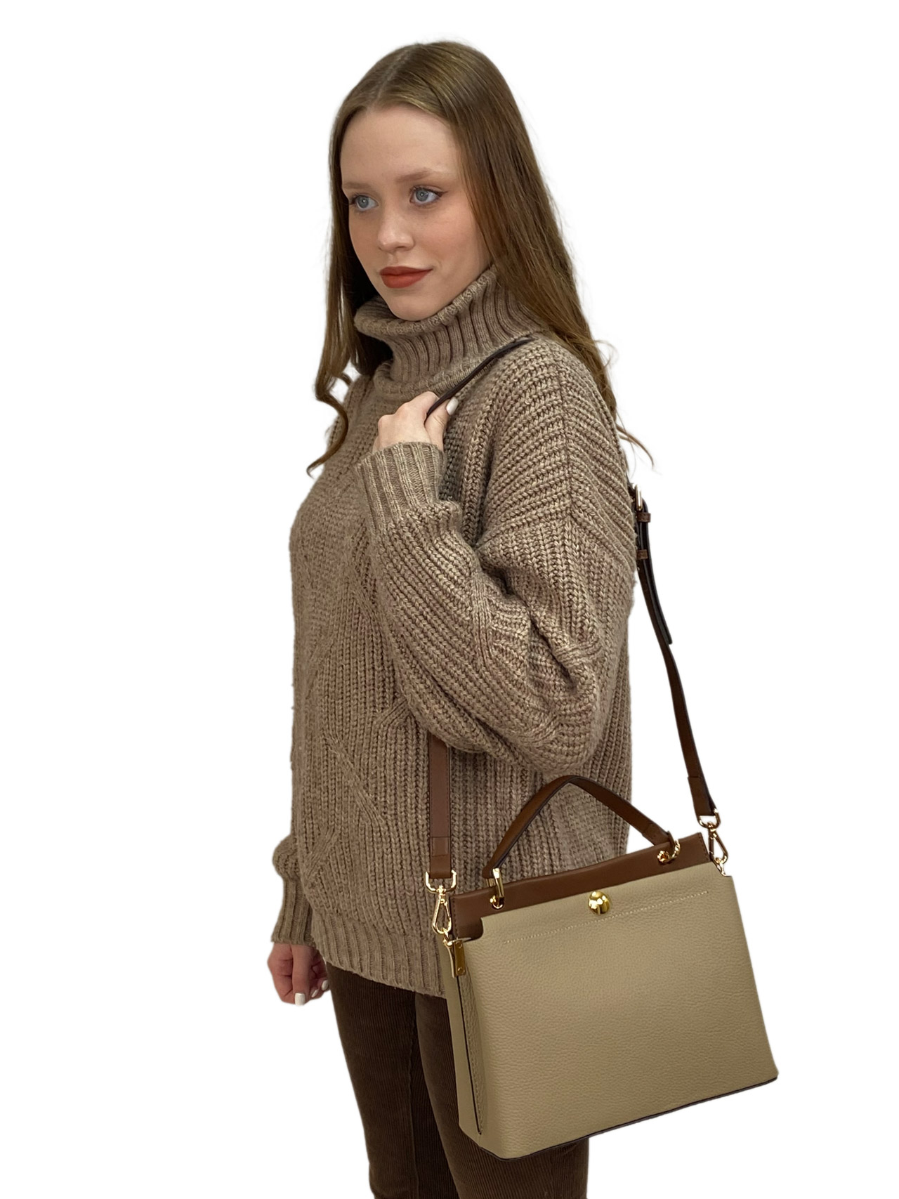 На фото 1 - Небольшая женская сумка из натуральной кожи, цвет бежевый с коричневым
