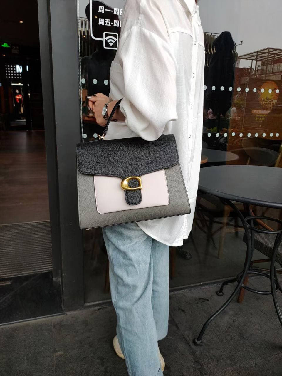 На фото 1 - Женская сумка-портфель из фактурной натуральной кожи, цвет серый с чёрным и белым