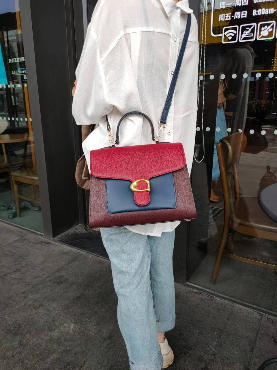 На фото 1 - Женская сумка-портфель из фактурной натуральной кожи, цвет бордовый с красным и синим