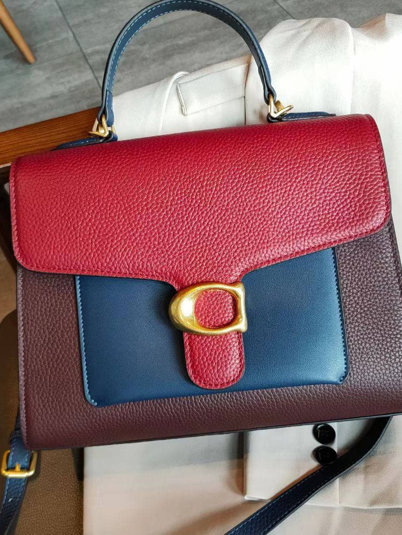 На фото 3 - Женская сумка-портфель из фактурной натуральной кожи, цвет бордовый с красным и синим