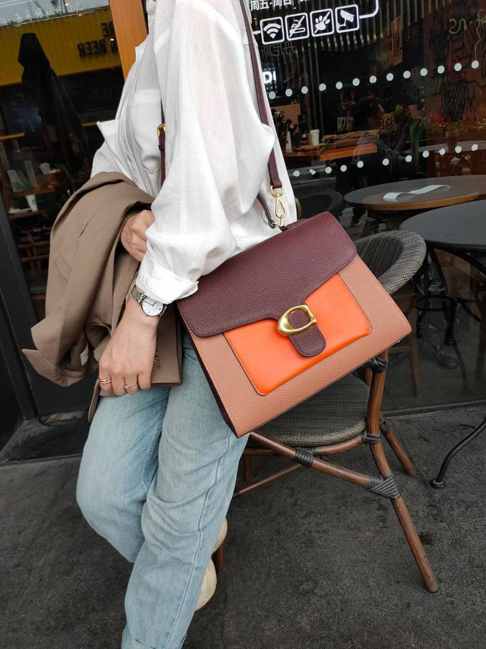 На фото 1 - Женская сумка-портфель из фактурной натуральной кожи, цвет рыжий с бордовым и оранжевым