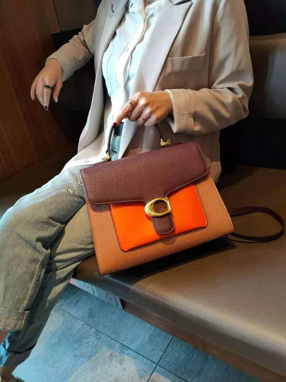 На фото 2 - Женская сумка-портфель из фактурной натуральной кожи, цвет рыжий с бордовым и оранжевым