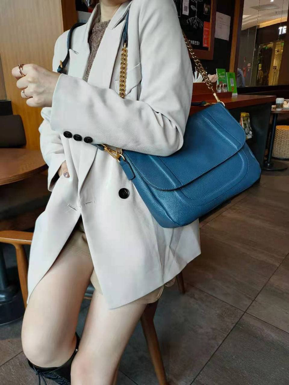 На фото 2 - Женская кожаная сумка кросс-боди на цепочке, цвет синий