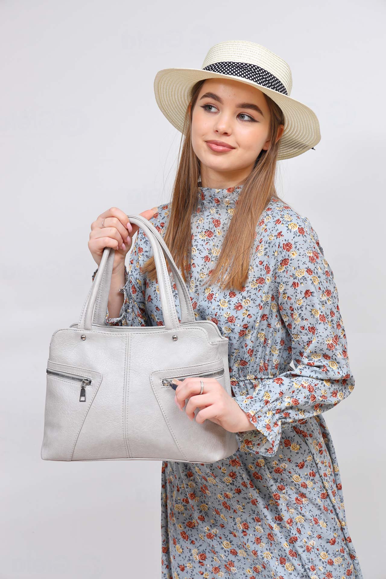 На фото 1 - Женская сумка из искусственной кожи, цвет светло серый