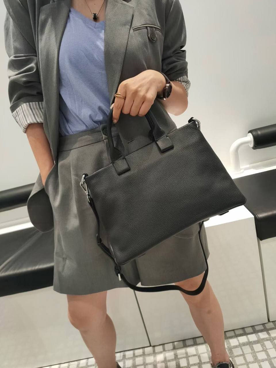На фото 1 - Женская сумка через плечо из фактурной натуральной кожи, цвет чёрный