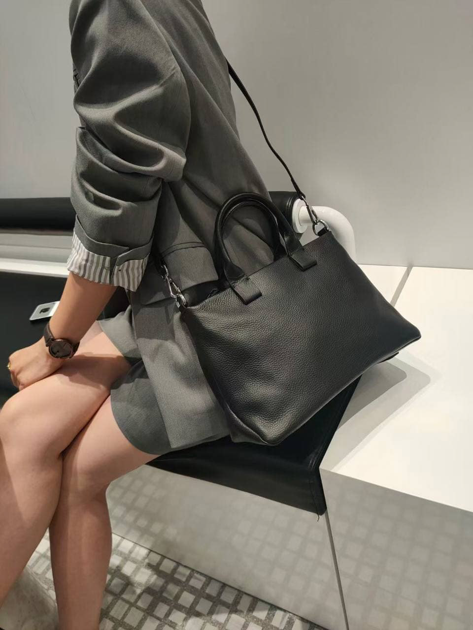 На фото 2 - Женская сумка через плечо из фактурной натуральной кожи, цвет чёрный