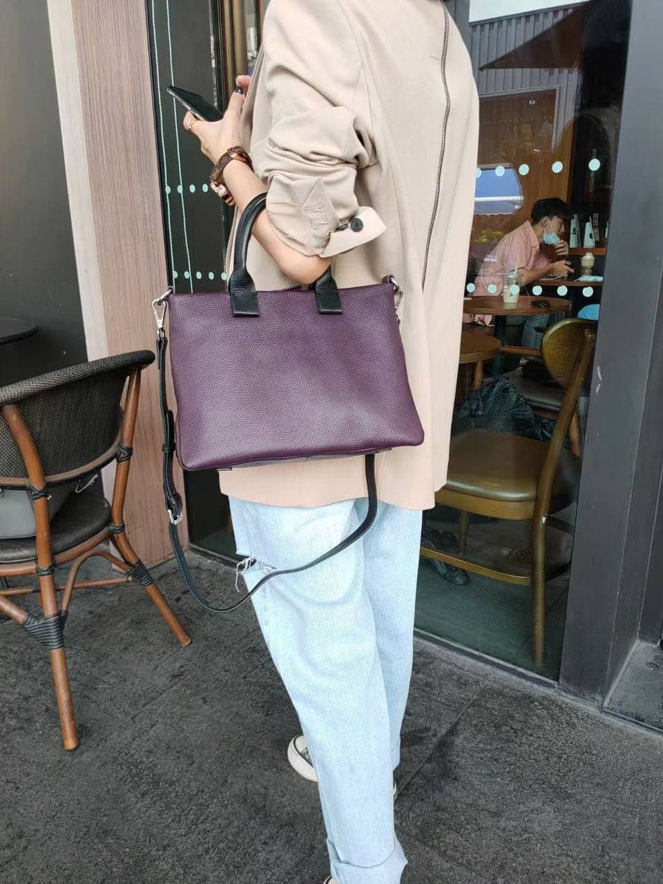 На фото 1 - Женская сумка через плечо из фактурной натуральной кожи, цвет тёмно-фиолетовый