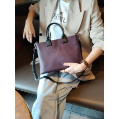 На фото 2 - Женская сумка через плечо из фактурной натуральной кожи, цвет тёмно-фиолетовый