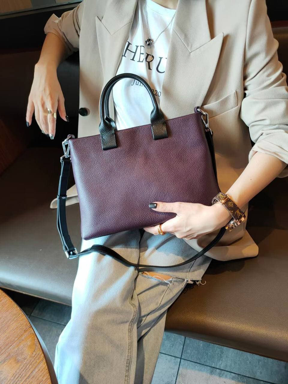 На фото 2 - Женская сумка через плечо из фактурной натуральной кожи, цвет тёмно-фиолетовый