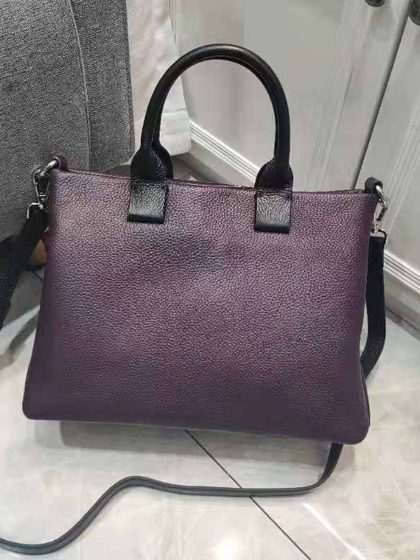 На фото 3 - Женская сумка через плечо из фактурной натуральной кожи, цвет тёмно-фиолетовый