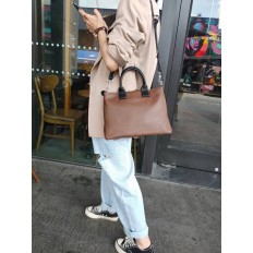 На фото 2 - Женская сумка через плечо из фактурной натуральной кожи, цвет коричневый