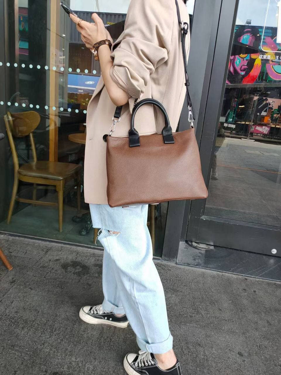 На фото 2 - Женская сумка через плечо из фактурной натуральной кожи, цвет коричневый