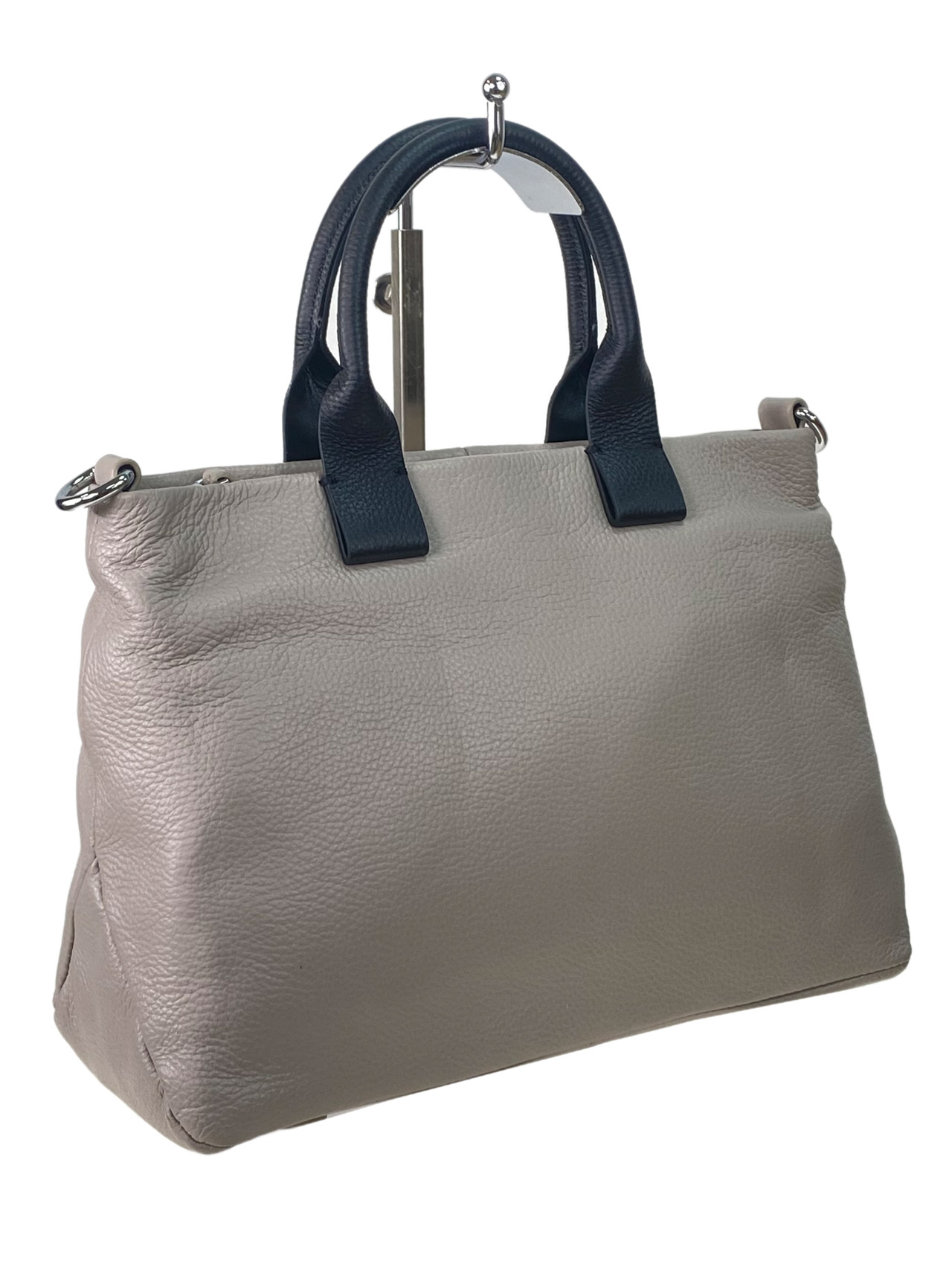 На фото 1 - Женская сумка  из натуральной кожи, цвет светло серый