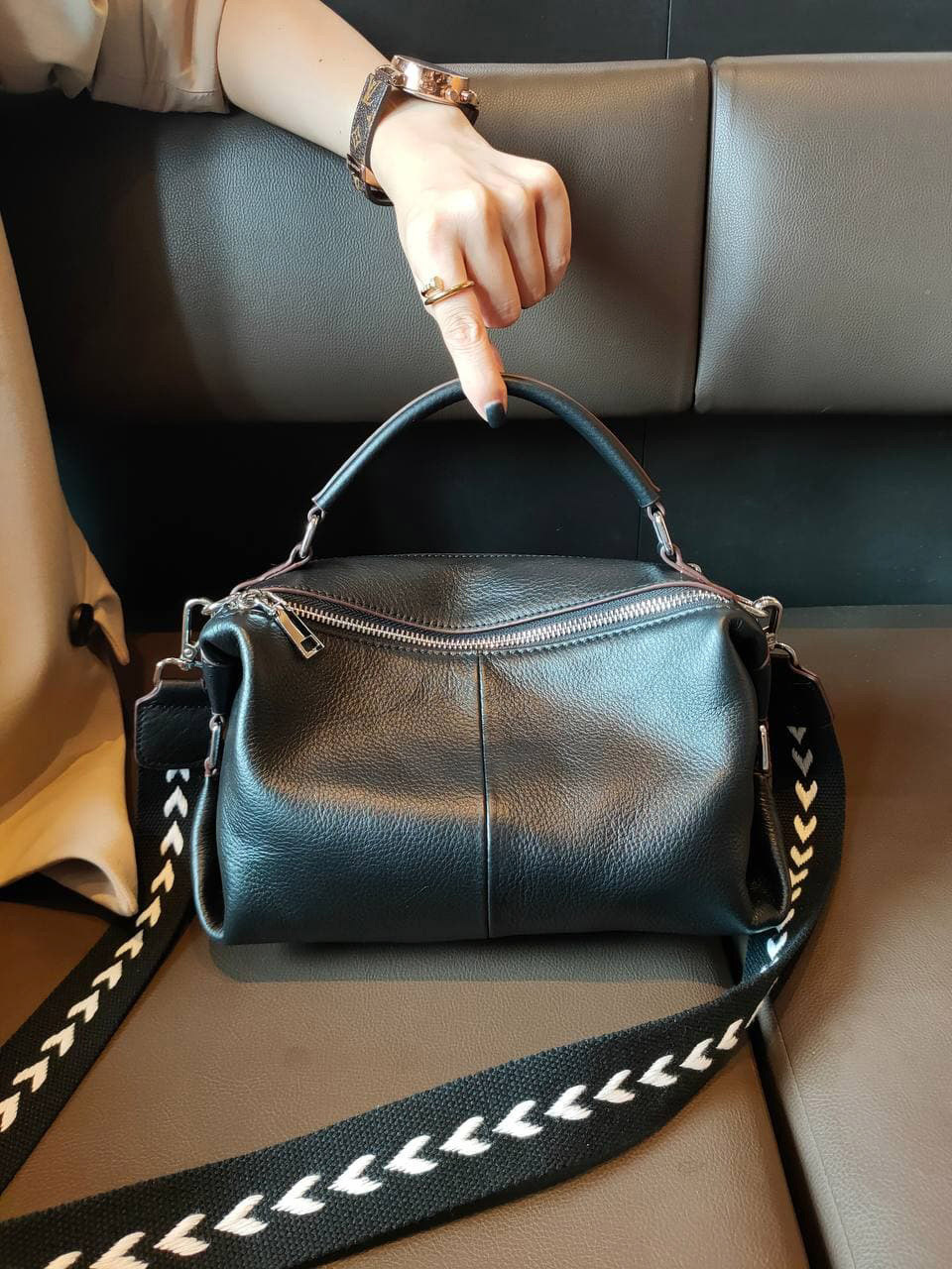На фото 2 - Женская сумка кросс-боди из натуральной кожи, цвет черный