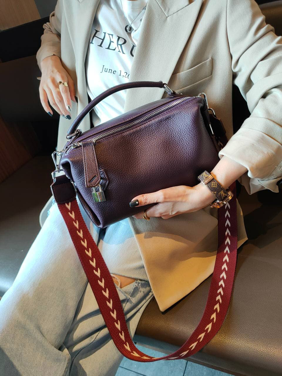 На фото 1 - Женская сумка  кросс-боди из натуральной кожи, цвет баклажановый