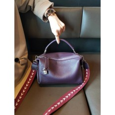 На фото 2 - Женская сумка  кросс-боди из натуральной кожи, цвет баклажановый