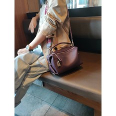 На фото 3 - Женская сумка  кросс-боди из натуральной кожи, цвет баклажановый