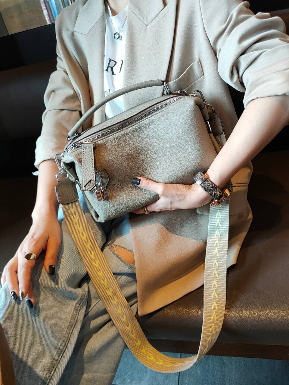 На фото 1 - Женская сумка  кросс-боди из натуральной кожи, цвет молочный