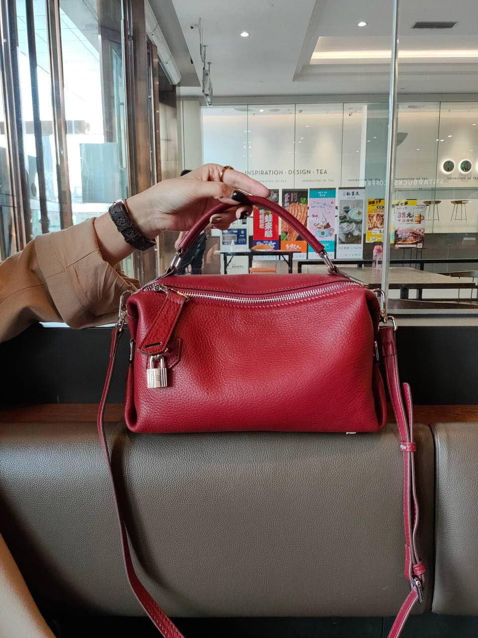 На фото 1 - Женская сумка кросс-боди  из натуральной кожи, цвет красный