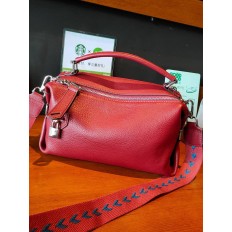 На фото 2 - Женская сумка кросс-боди  из натуральной кожи, цвет красный