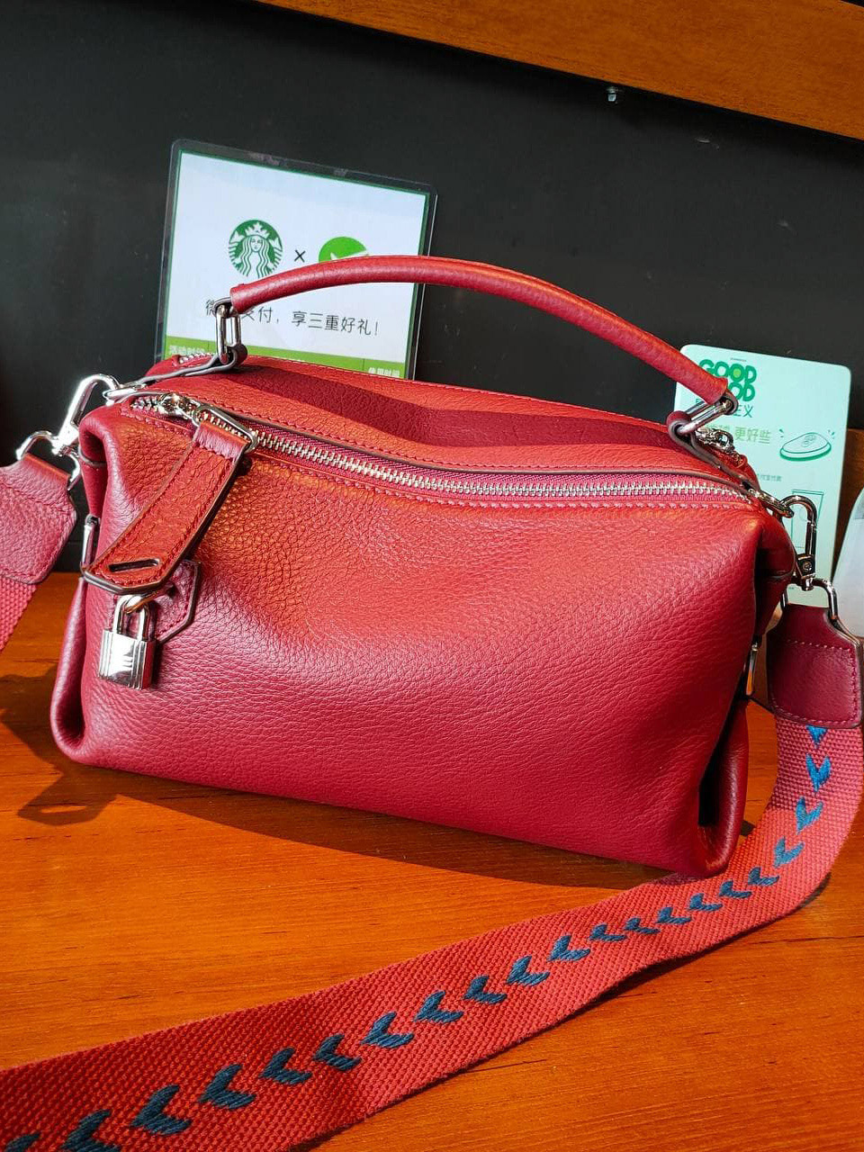 На фото 2 - Женская сумка кросс-боди  из натуральной кожи, цвет красный
