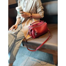 На фото 3 - Женская сумка кросс-боди  из натуральной кожи, цвет красный