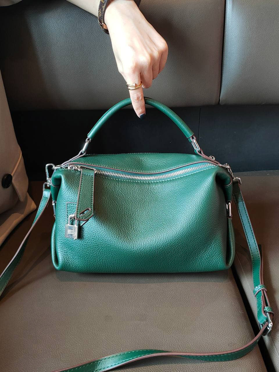На фото 1 - Женская сумка кросс-боди из натуральной кожи, цвет зеленый