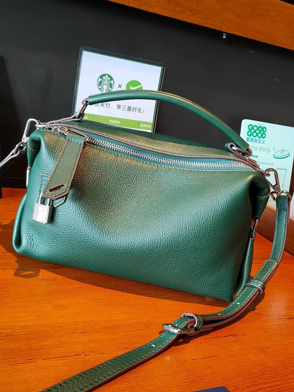 На фото 2 - Женская сумка кросс-боди из натуральной кожи, цвет зеленый