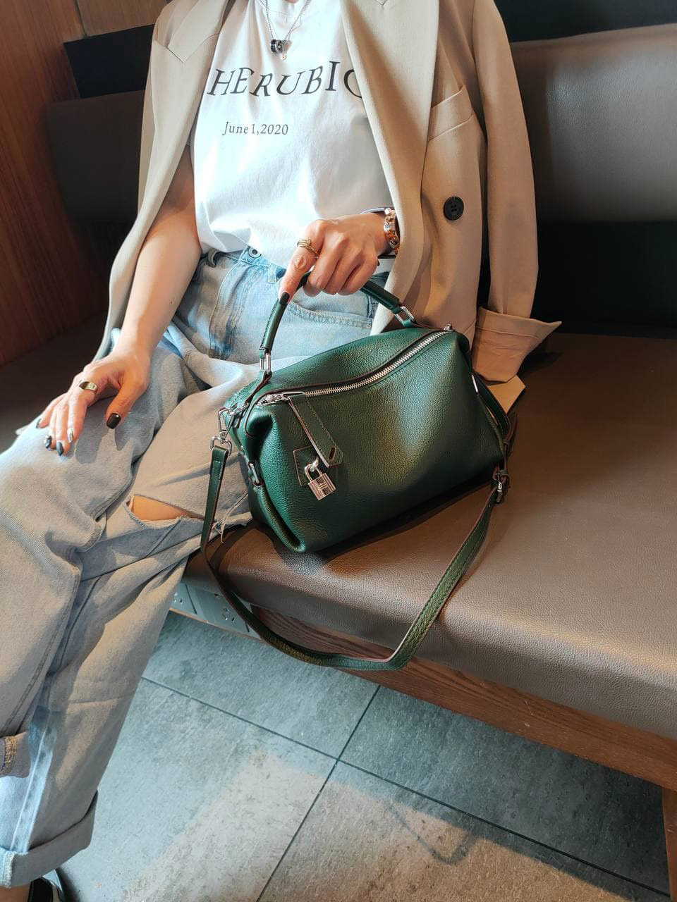 На фото 3 - Женская сумка кросс-боди из натуральной кожи, цвет зеленый