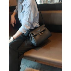 На фото 1 - Кожаная женская сумка-портфель, цвет черный