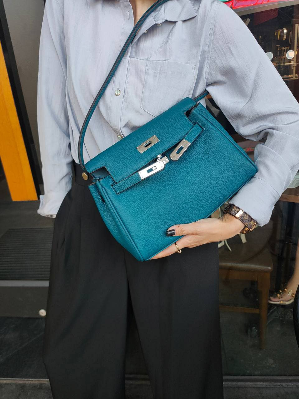 На фото 1 - Кожаная женская сумка-портфель, цвет бирюзово-зеленый