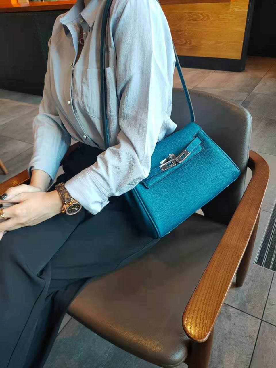 На фото 3 - Кожаная женская сумка-портфель, цвет бирюзово-зеленый