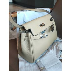 На фото 1 - Кожаная женская сумка-портфель, цвет молочный