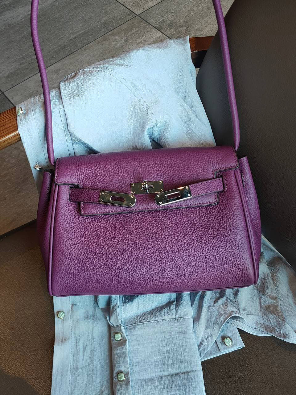 На фото 1 - Кожаная женская сумка-портфель, цвет баклажановый