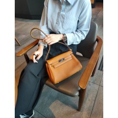 На фото 3 - Кожаная женская сумка-портфель, цвет рыжий